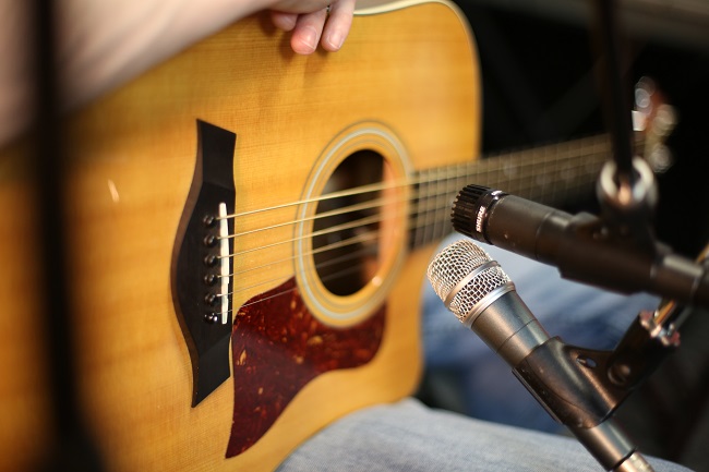 Recording An Acoustic Guitar With A Dynamic Microphone