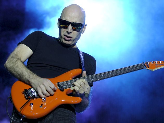 Joe-satriani-playing-guitar