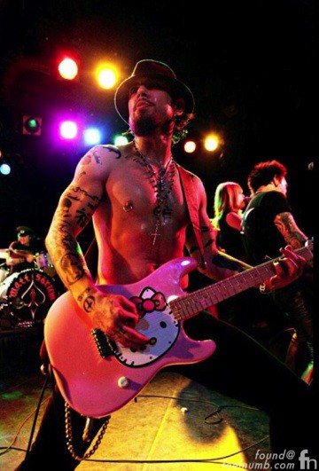 Dave-navarro-hello-kitty-stratocaster-fender-squier-guitar